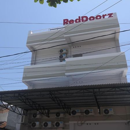 RedDoorz near Mall Ratu Indah 3 Hotel Balangberu Bagian luar foto