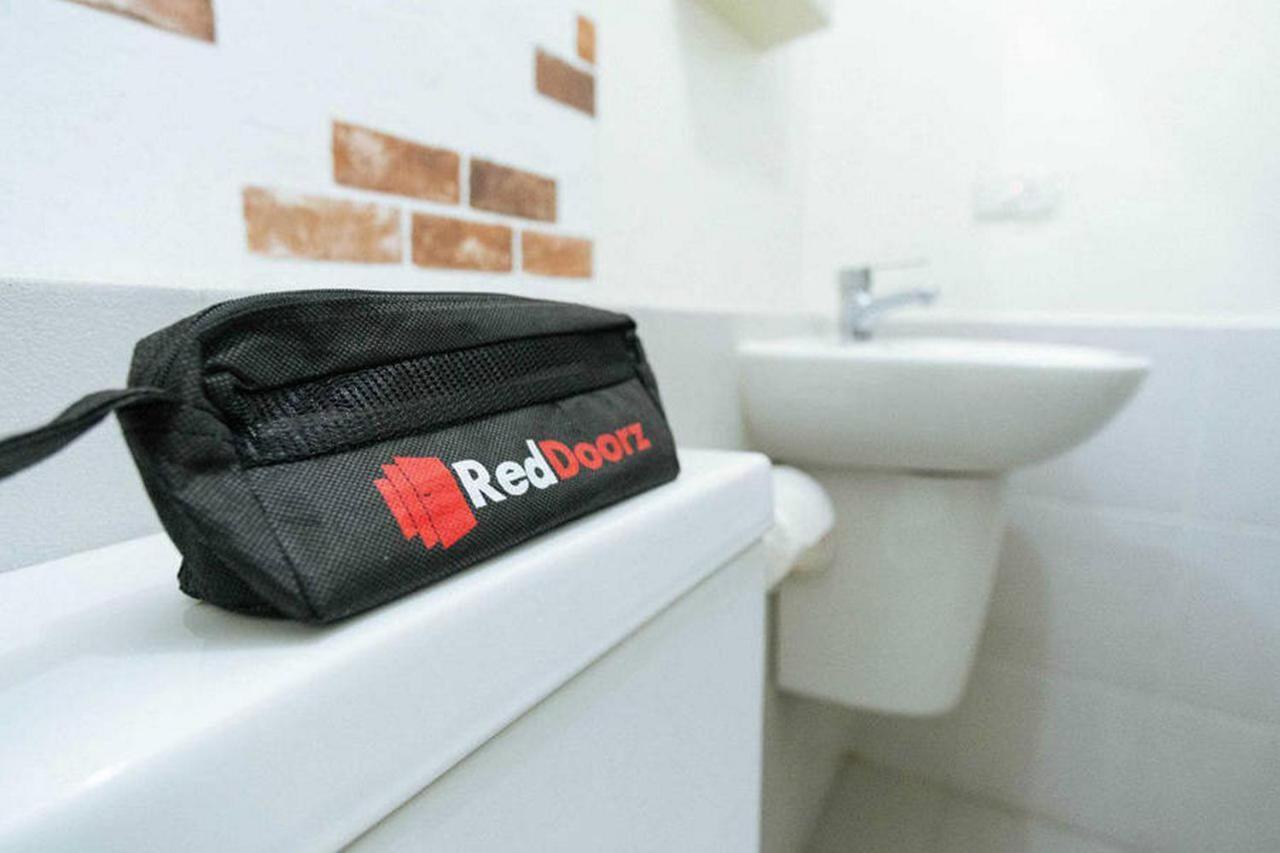 RedDoorz near Mall Ratu Indah 3 Hotel Balangberu Bagian luar foto