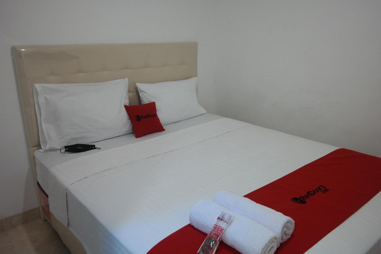 RedDoorz near Mall Ratu Indah 3 Hotel Balangberu Bagian luar foto