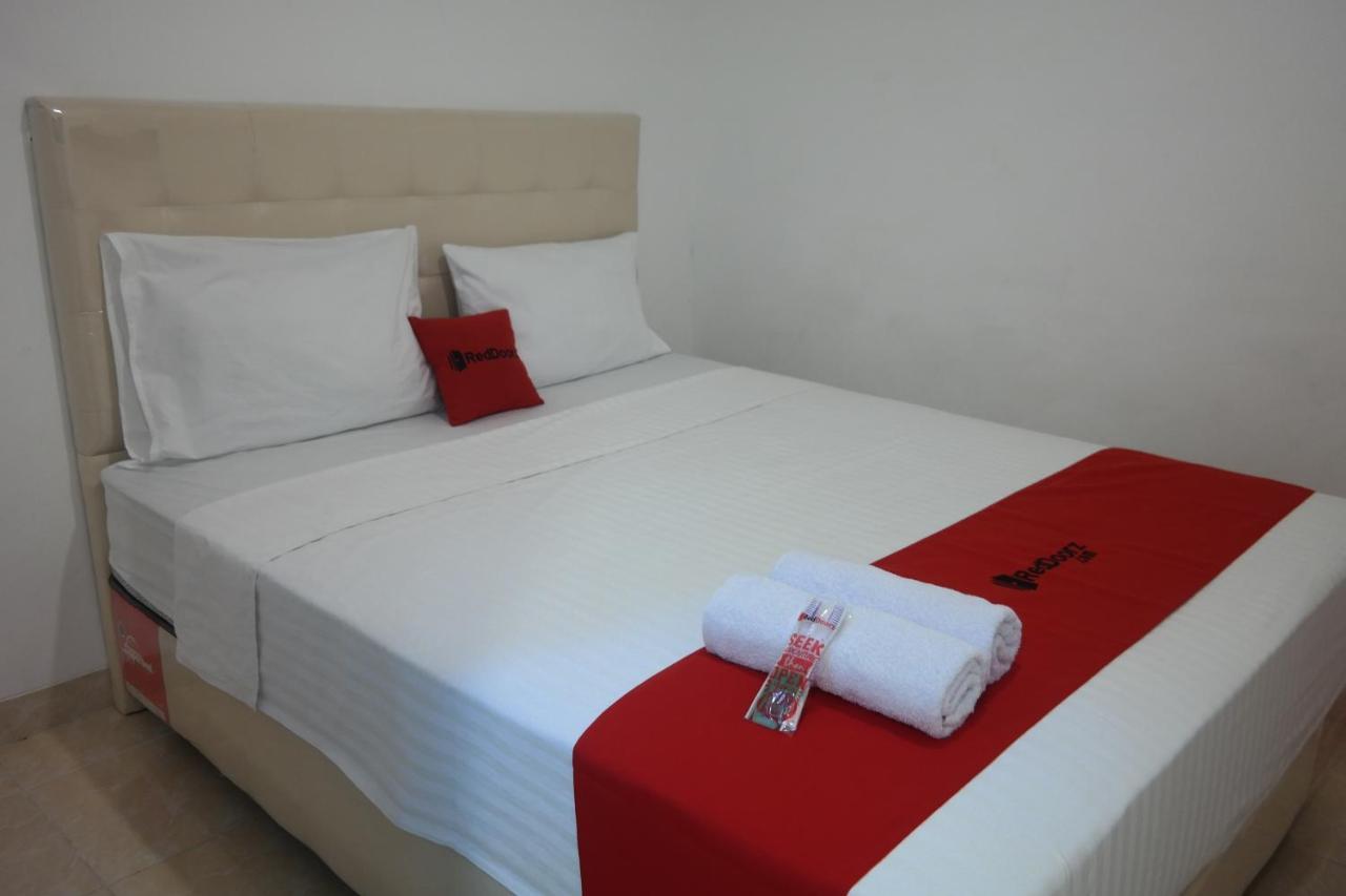 RedDoorz near Mall Ratu Indah 3 Hotel Balangberu Bagian luar foto